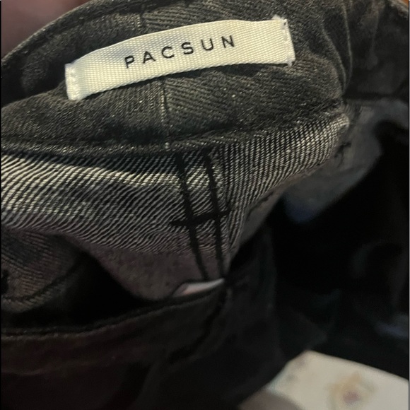 These 90s cargo pants are perfect for walking around the street with friends! - Picture 4 of 5